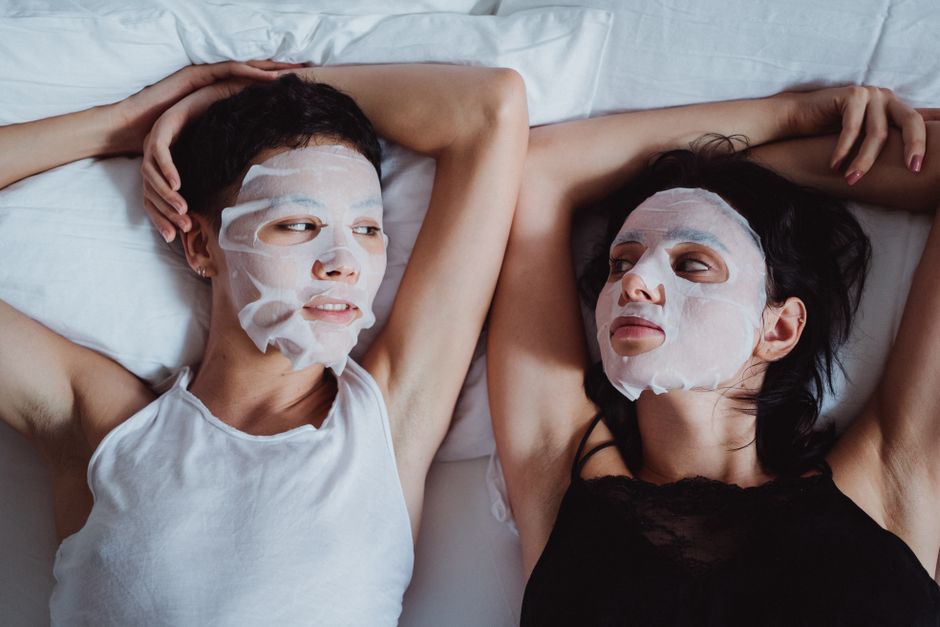 Dvije osobe uživaju u tretmanu s sheet maskama